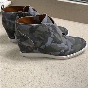 Linea Paolo Felicia Wedge sneaker size 11